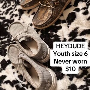 HEYDUDE grey size 6 in youth